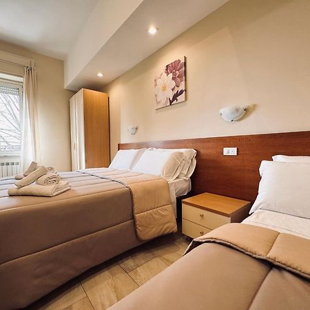 Hotel Villa Robinia Дженцано ди Рома Екстериор снимка