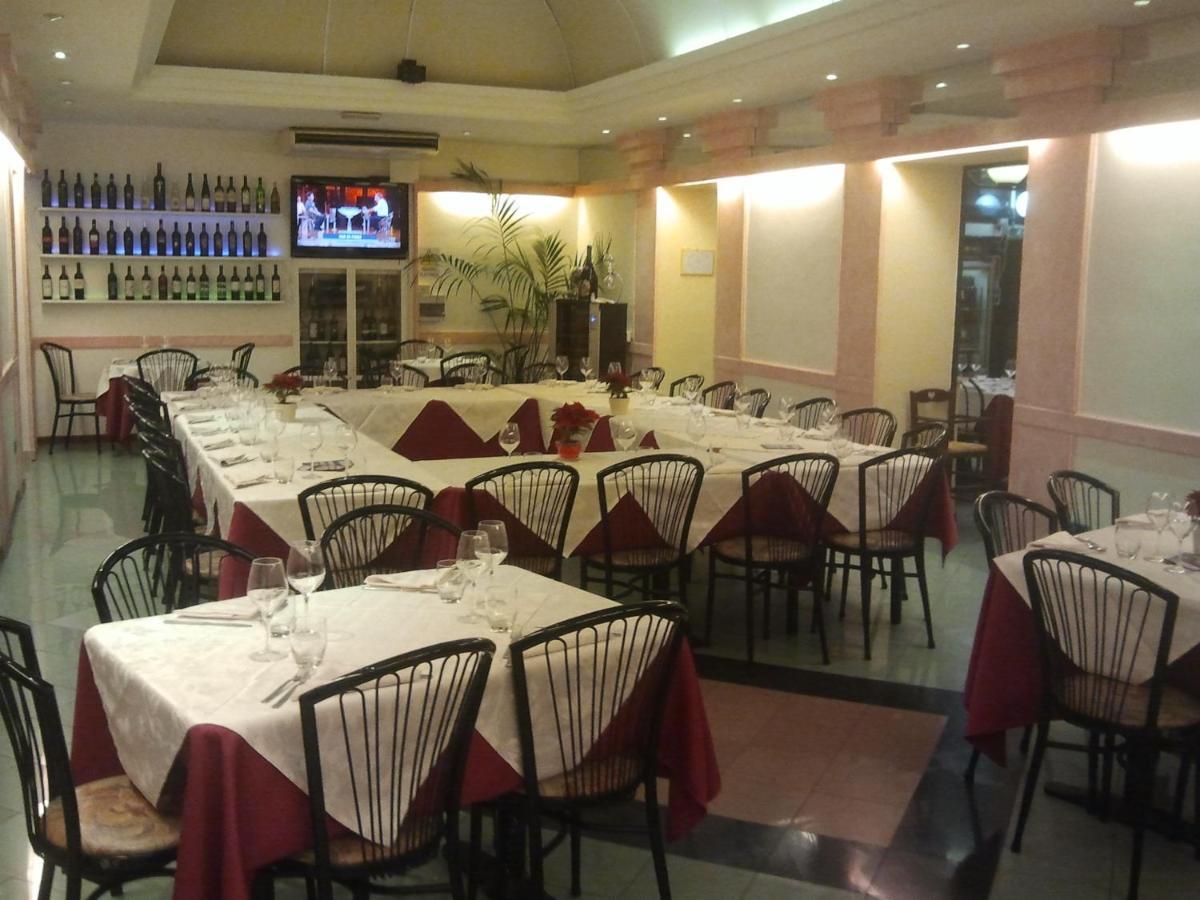 Hotel Villa Robinia Дженцано ди Рома Екстериор снимка