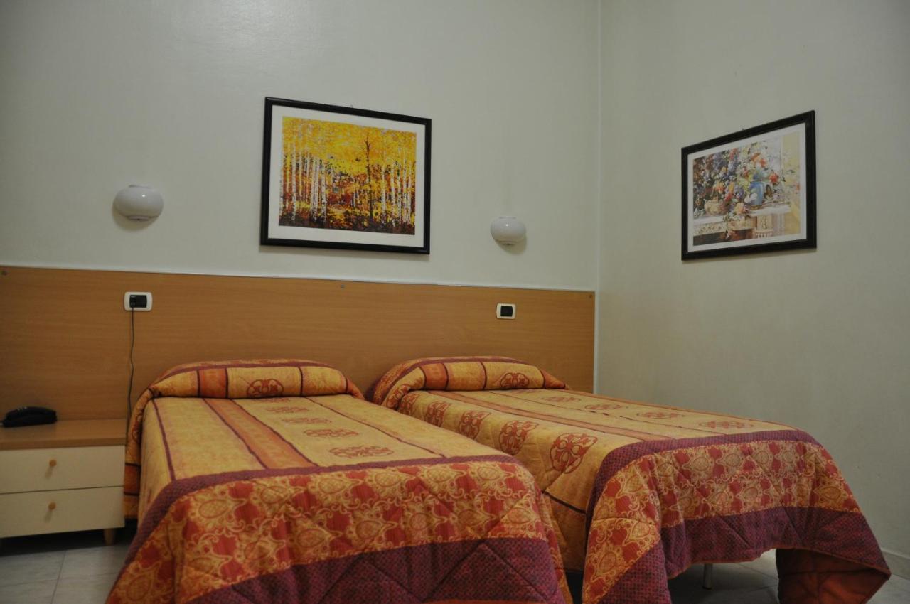 Hotel Villa Robinia Дженцано ди Рома Екстериор снимка
