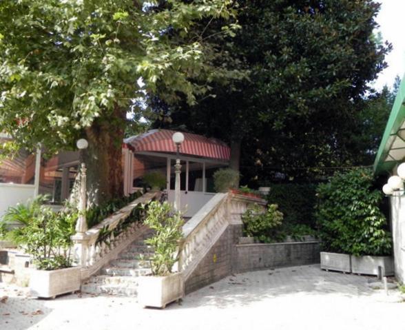 Hotel Villa Robinia Дженцано ди Рома Екстериор снимка