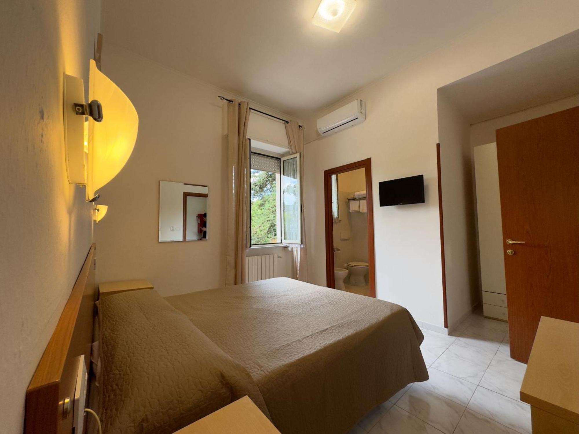 Hotel Villa Robinia Дженцано ди Рома Екстериор снимка