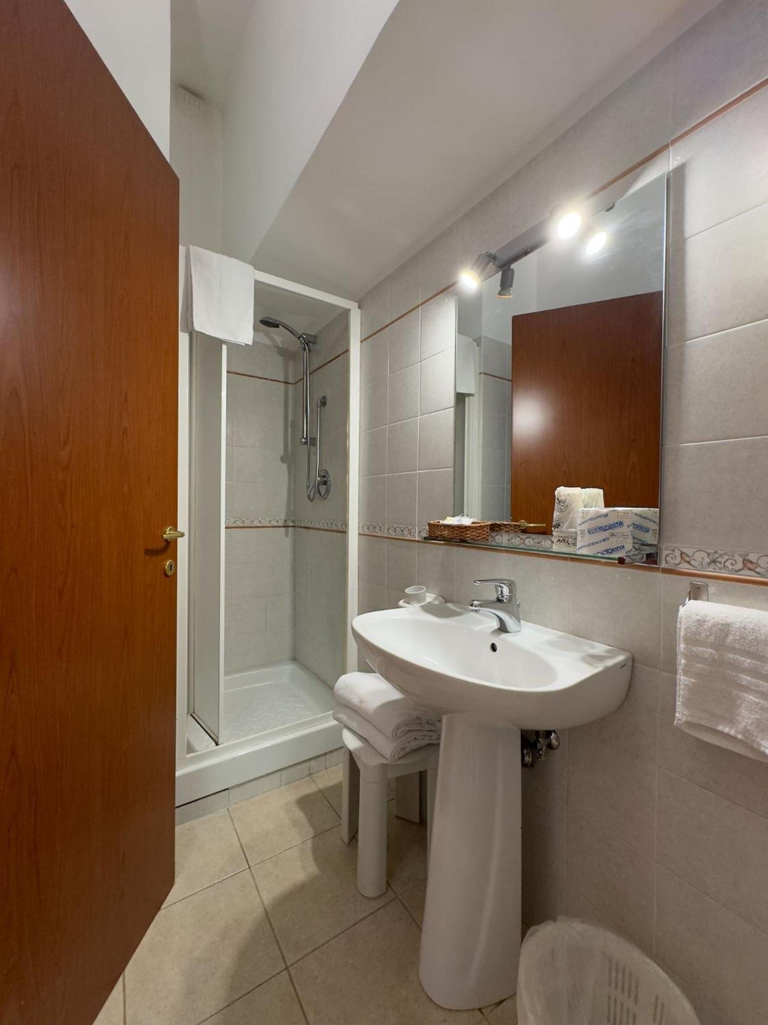 Hotel Villa Robinia Дженцано ди Рома Екстериор снимка