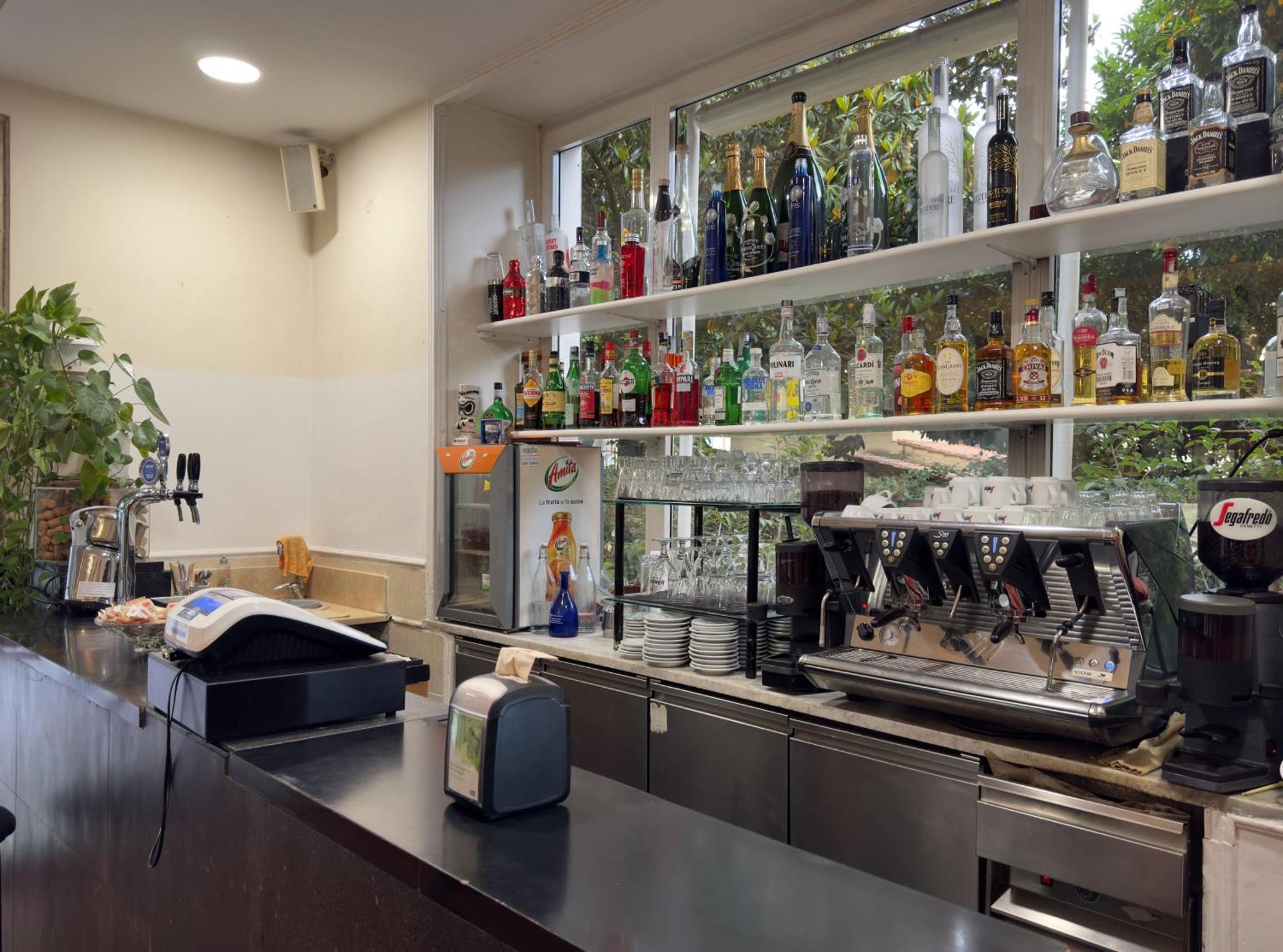 Hotel Villa Robinia Дженцано ди Рома Екстериор снимка