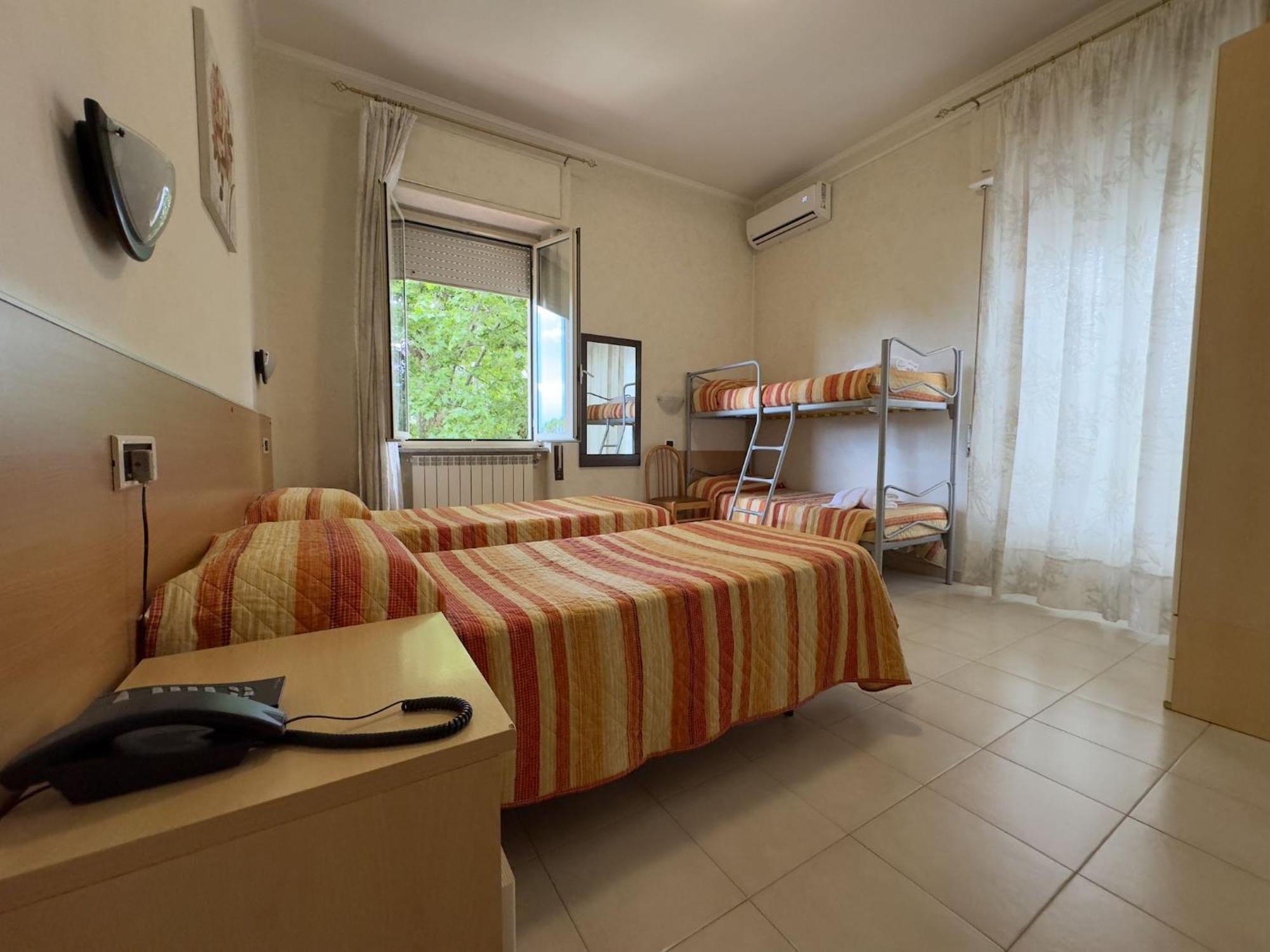 Hotel Villa Robinia Дженцано ди Рома Екстериор снимка