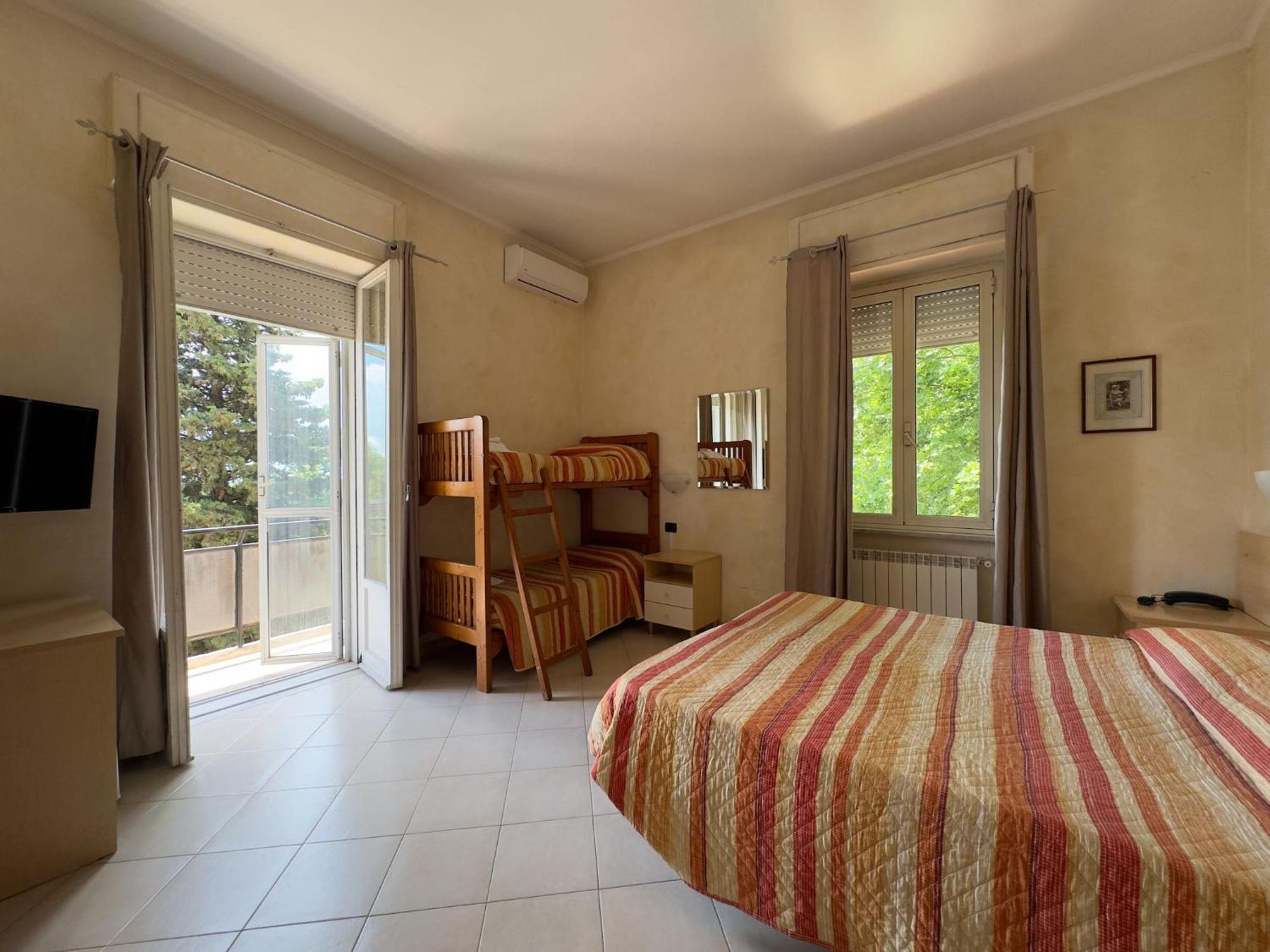 Hotel Villa Robinia Дженцано ди Рома Екстериор снимка