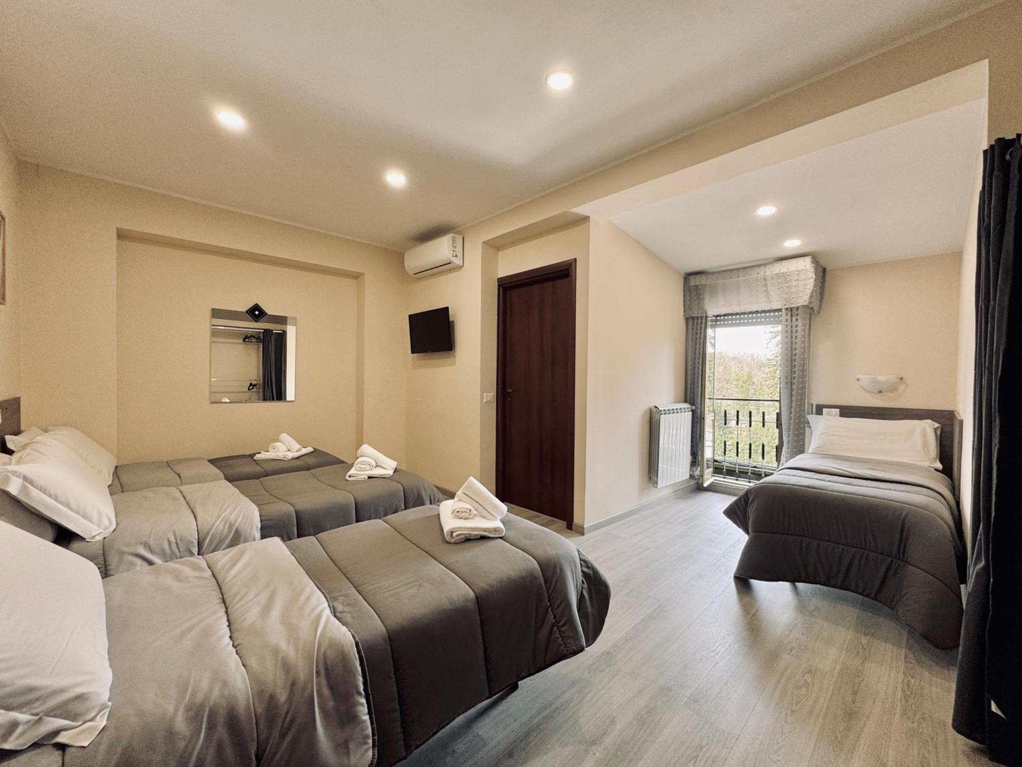 Hotel Villa Robinia Дженцано ди Рома Екстериор снимка