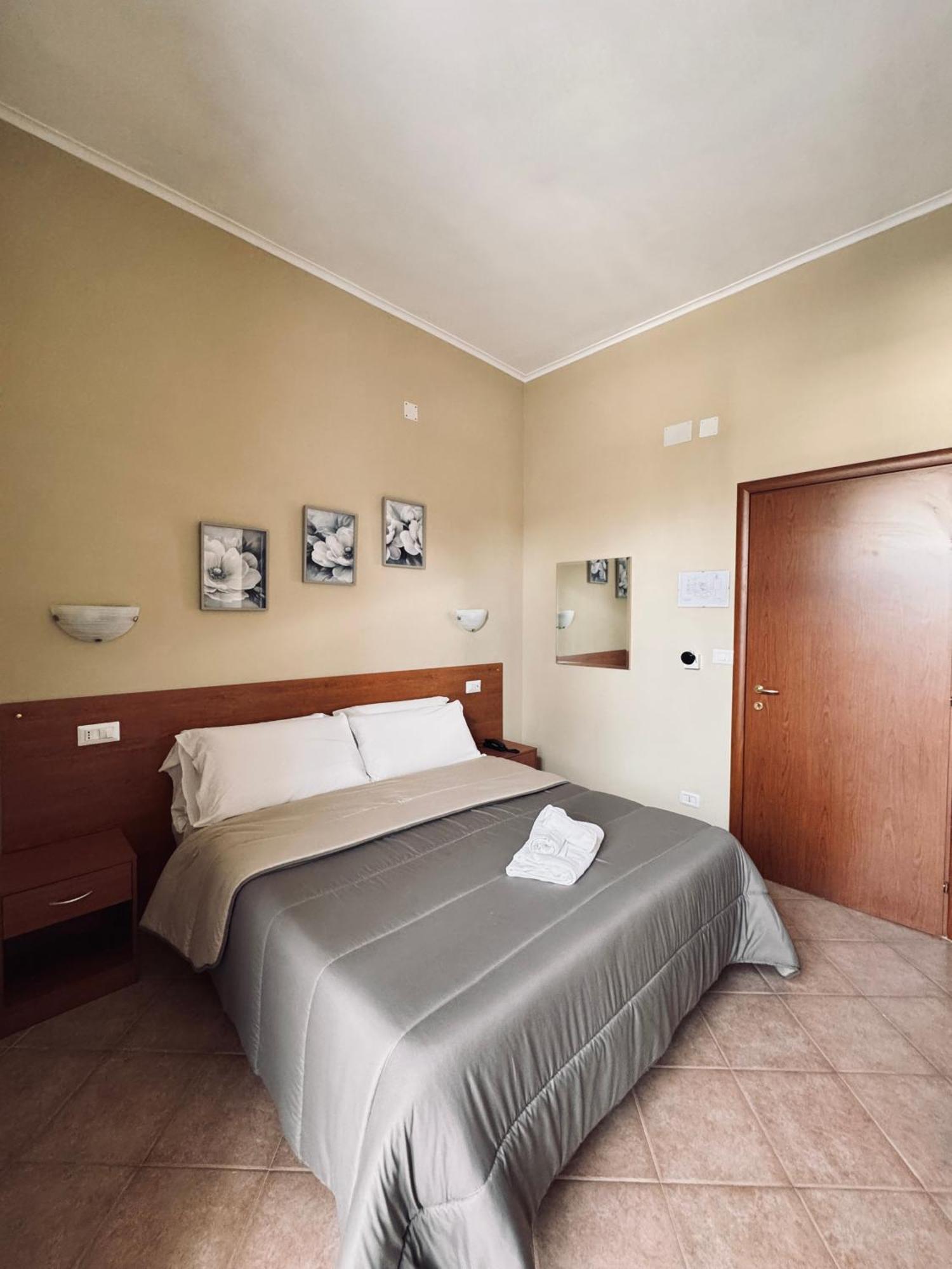 Hotel Villa Robinia Дженцано ди Рома Екстериор снимка