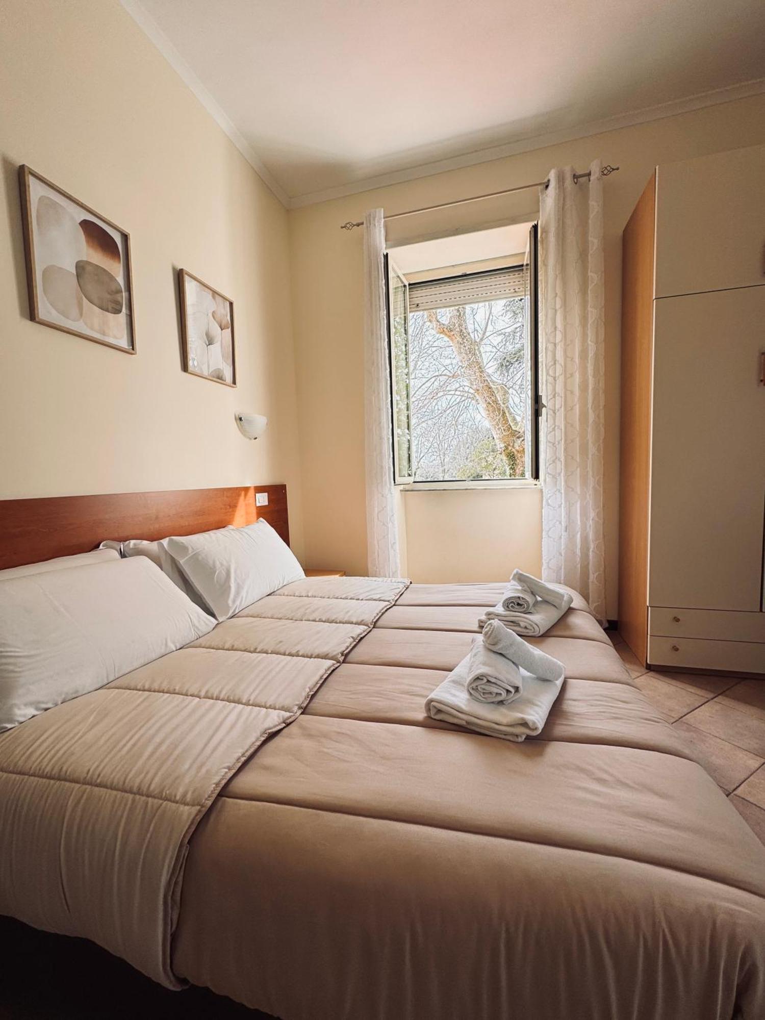 Hotel Villa Robinia Дженцано ди Рома Екстериор снимка