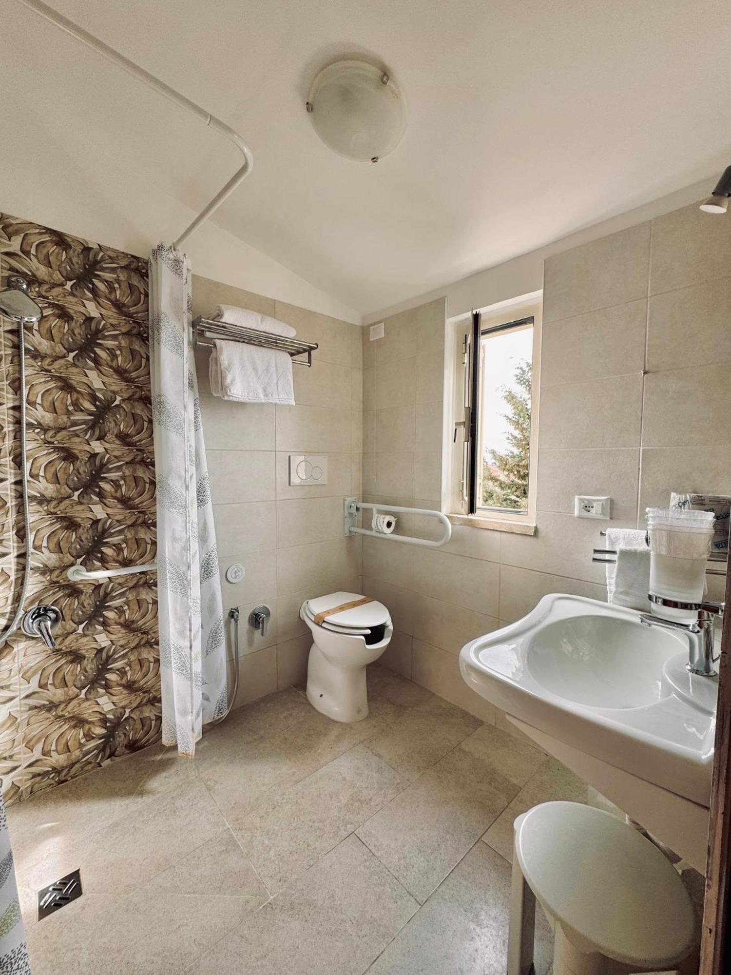 Hotel Villa Robinia Дженцано ди Рома Екстериор снимка