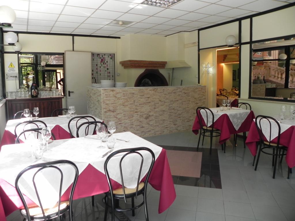 Hotel Villa Robinia Дженцано ди Рома Екстериор снимка