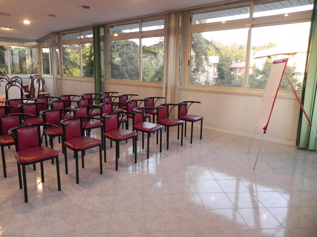Hotel Villa Robinia Дженцано ди Рома Екстериор снимка
