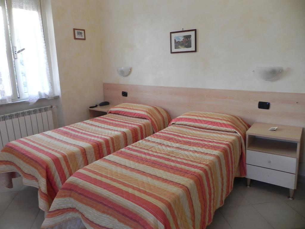 Hotel Villa Robinia Дженцано ди Рома Стая снимка