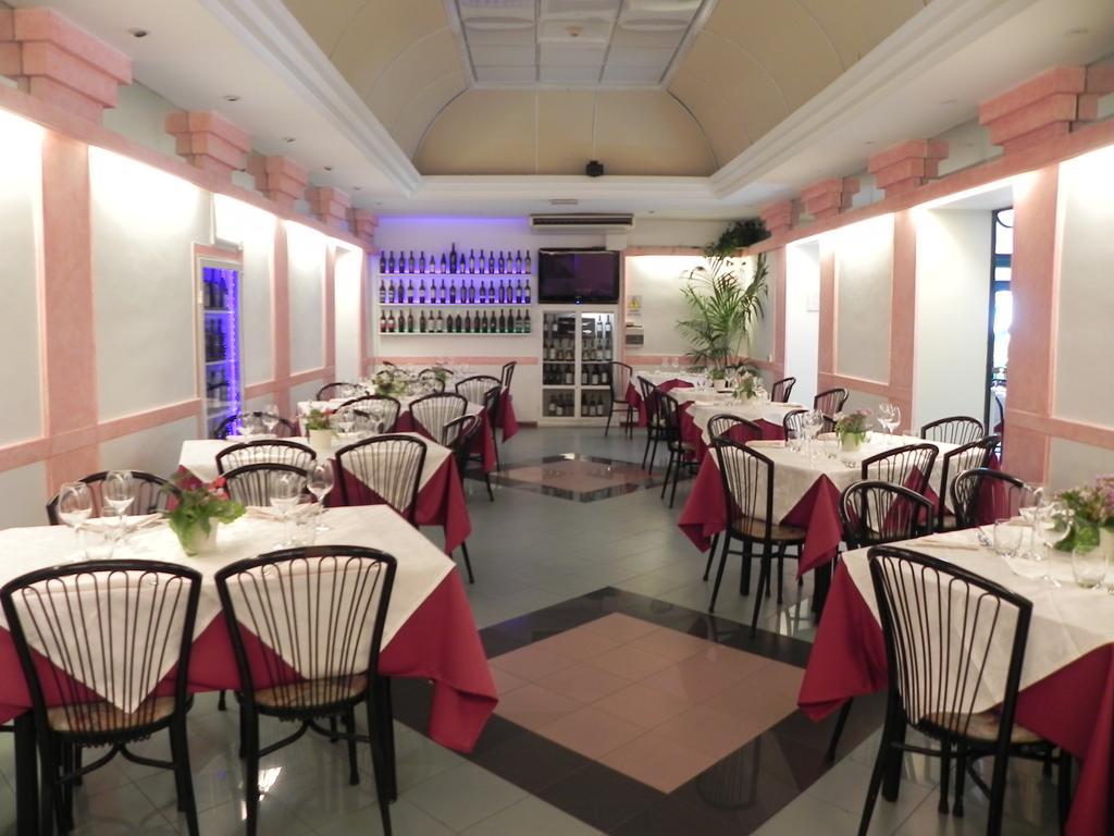 Hotel Villa Robinia Дженцано ди Рома Екстериор снимка