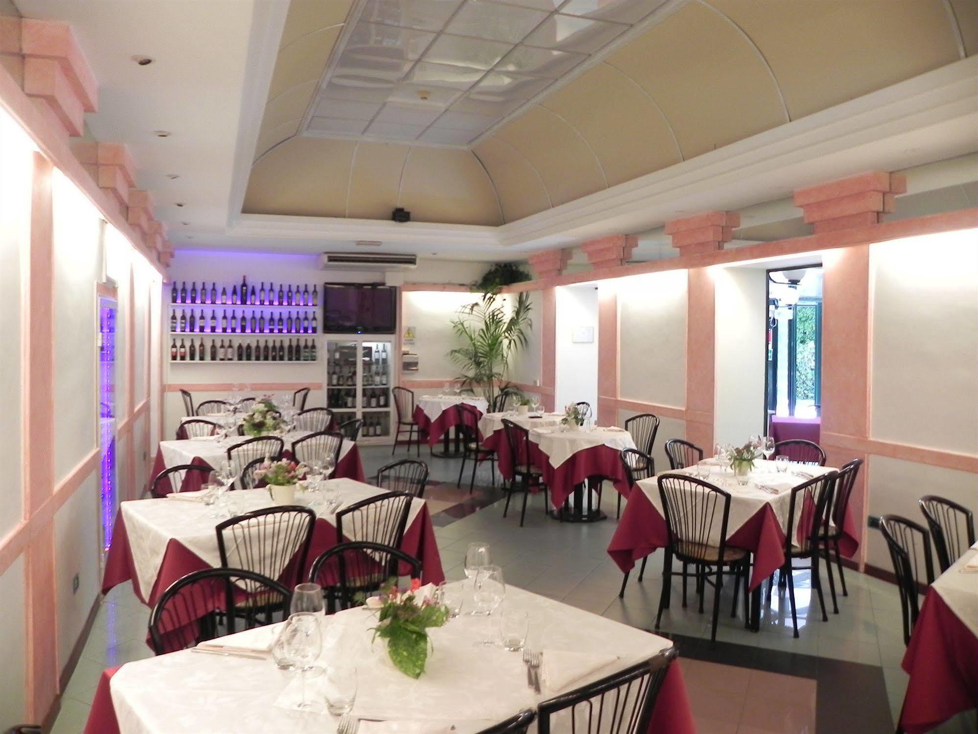 Hotel Villa Robinia Дженцано ди Рома Екстериор снимка