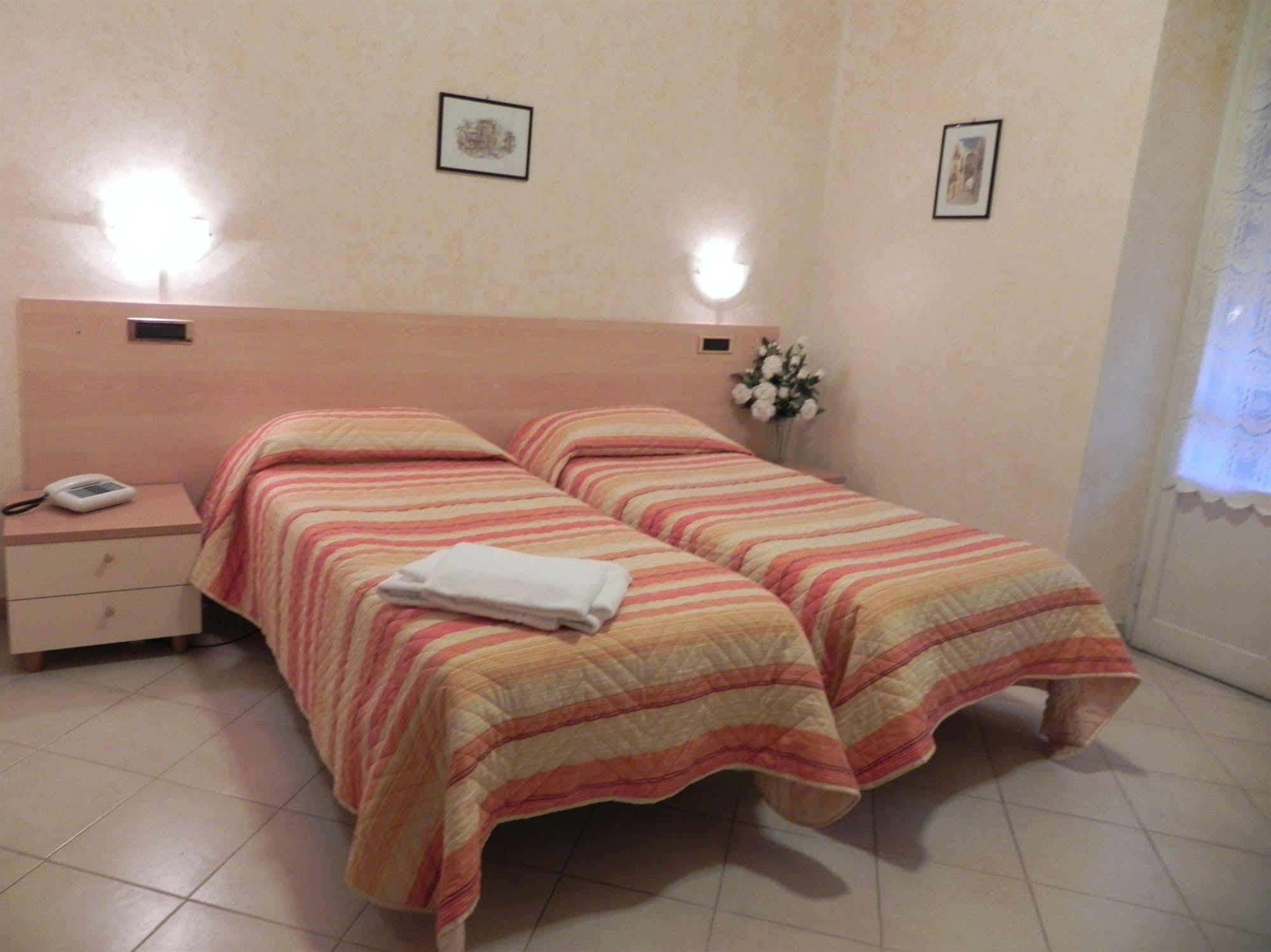 Hotel Villa Robinia Дженцано ди Рома Екстериор снимка