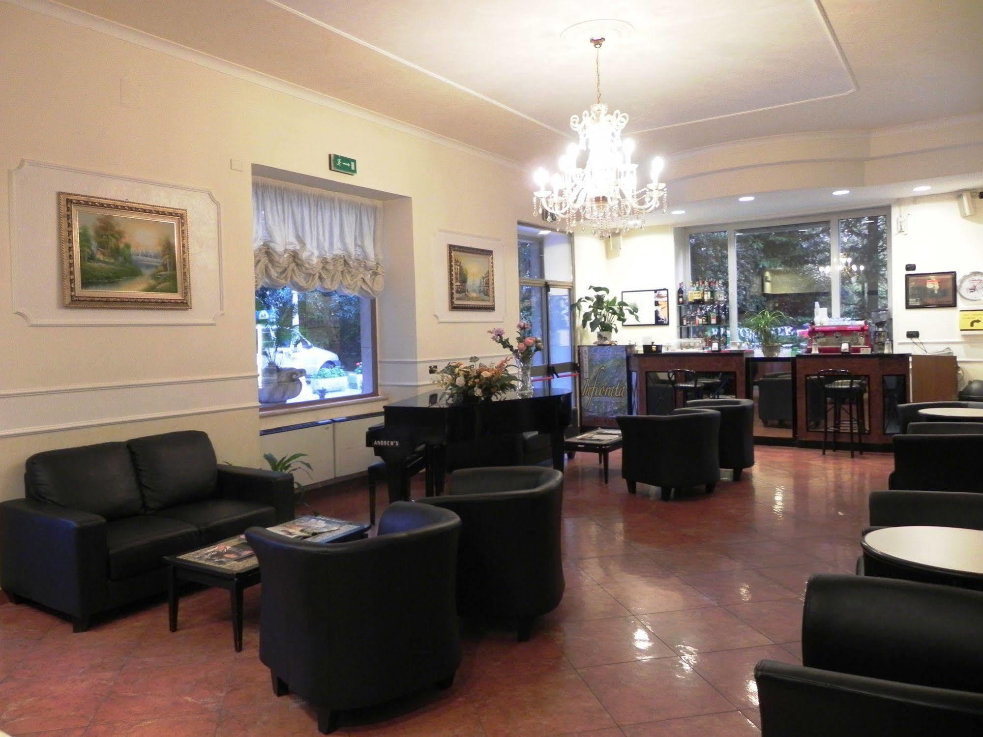 Hotel Villa Robinia Дженцано ди Рома Екстериор снимка