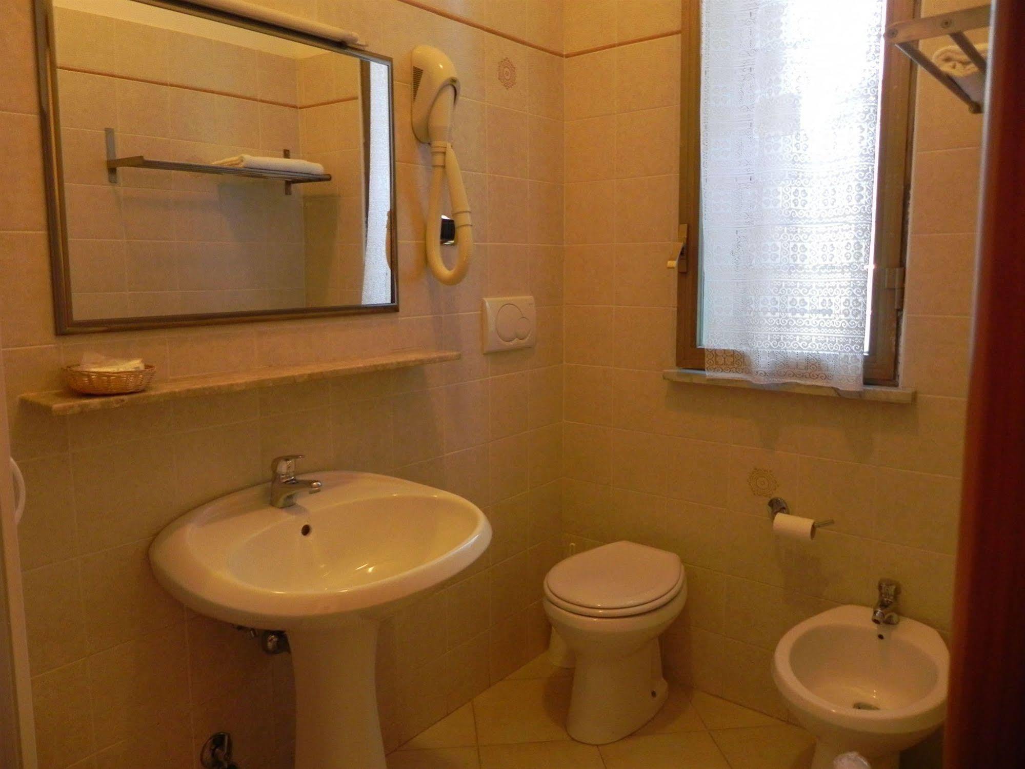 Hotel Villa Robinia Дженцано ди Рома Екстериор снимка