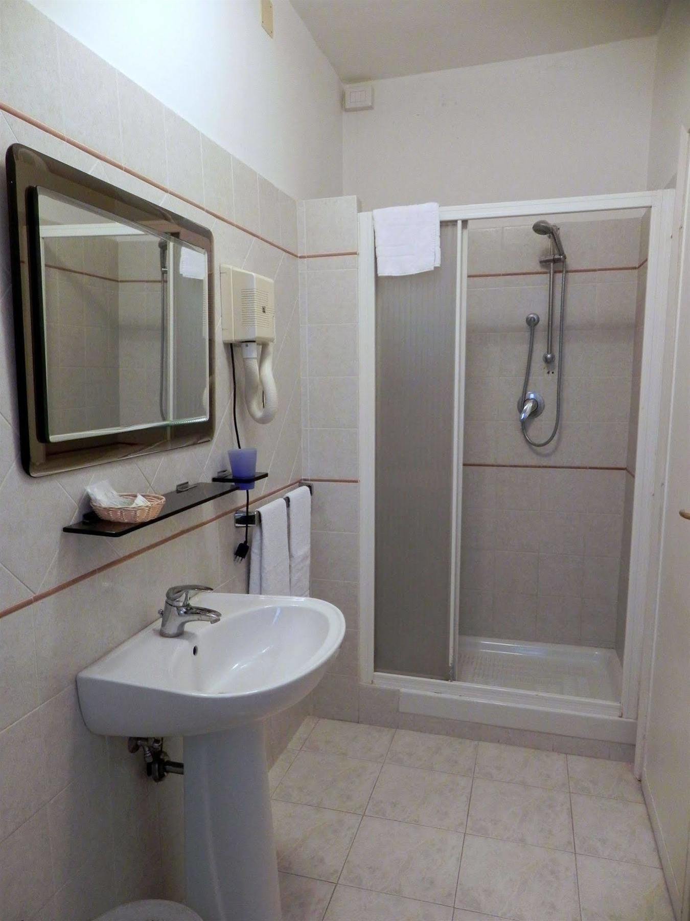 Hotel Villa Robinia Дженцано ди Рома Екстериор снимка