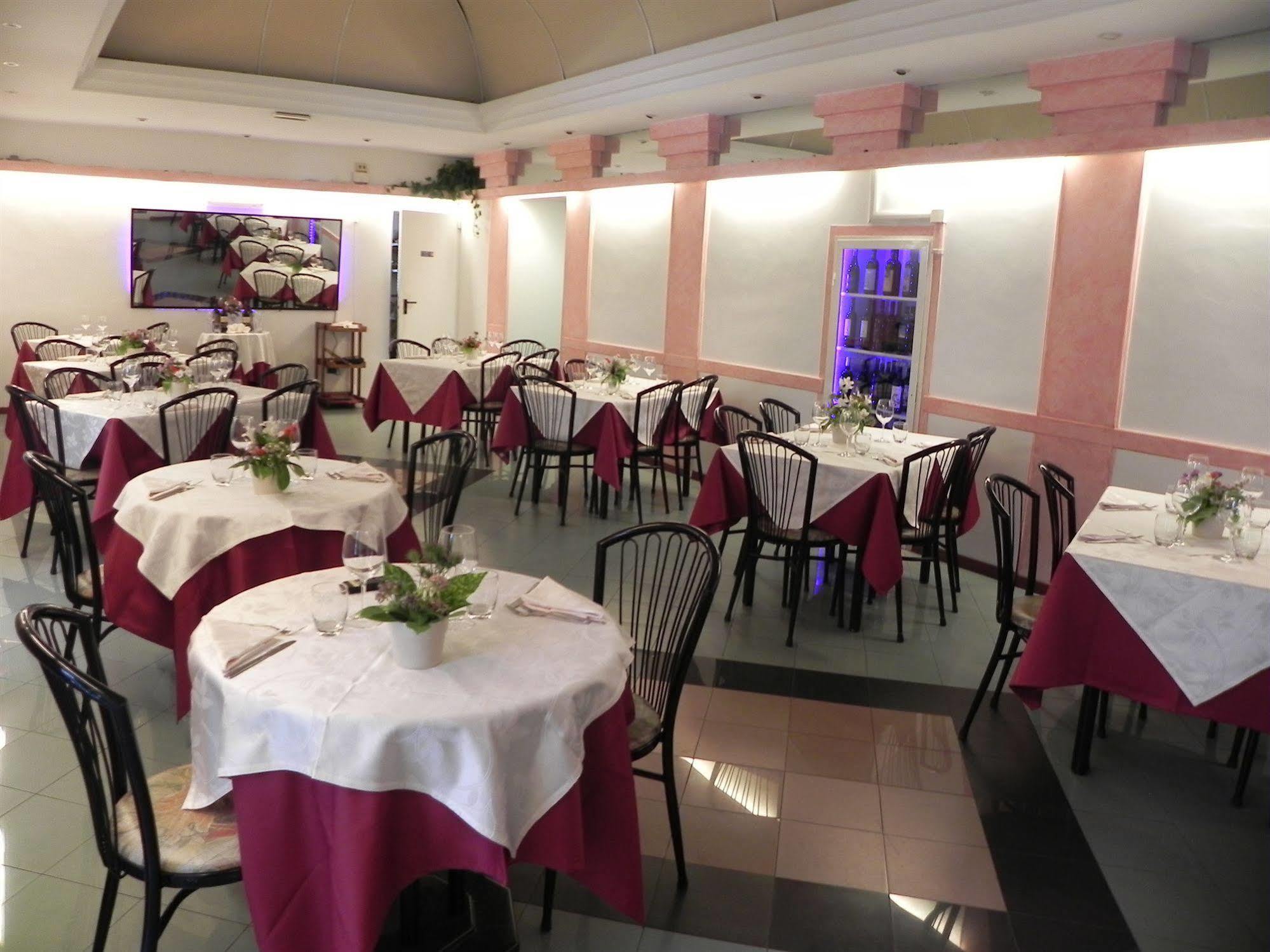 Hotel Villa Robinia Дженцано ди Рома Екстериор снимка