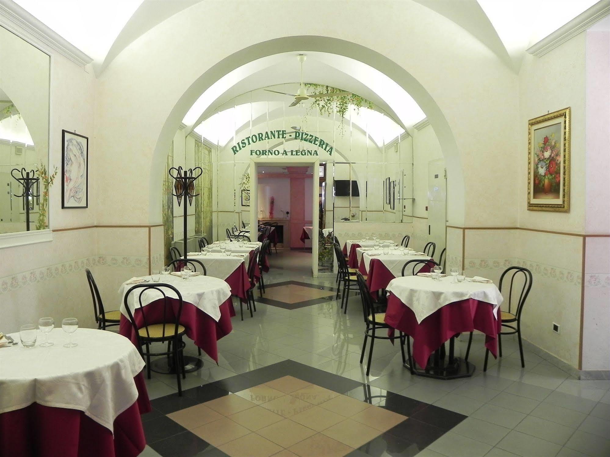 Hotel Villa Robinia Дженцано ди Рома Екстериор снимка