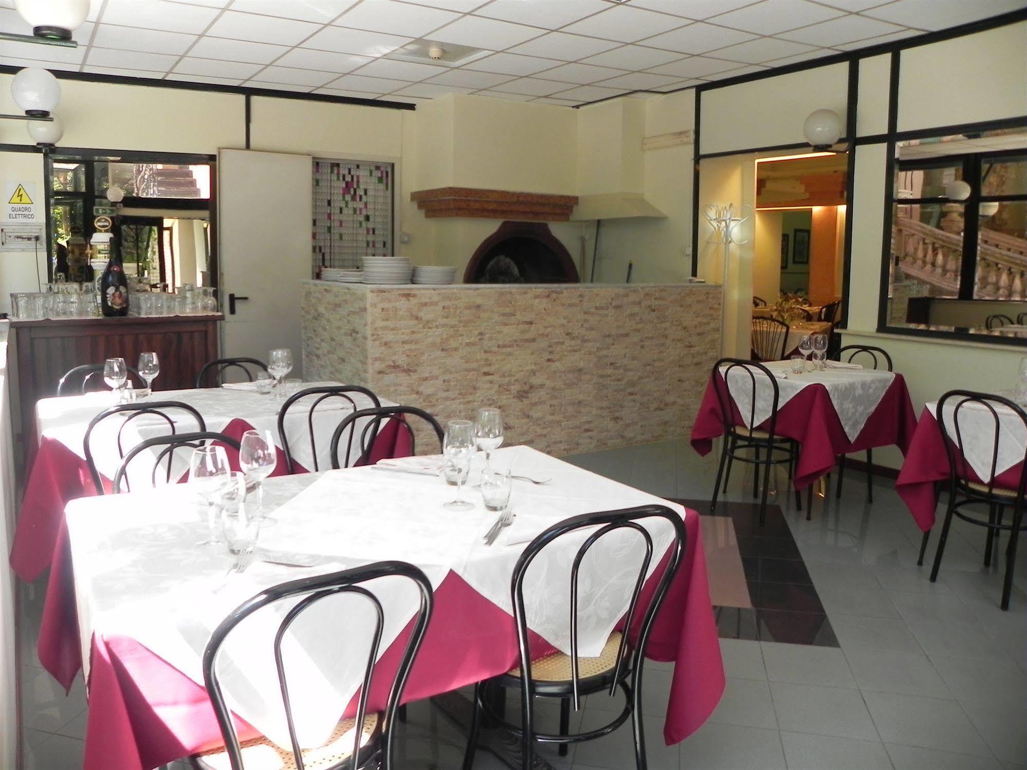 Hotel Villa Robinia Дженцано ди Рома Екстериор снимка