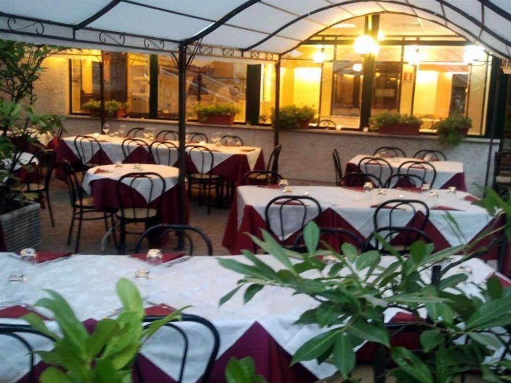 Hotel Villa Robinia Дженцано ди Рома Екстериор снимка